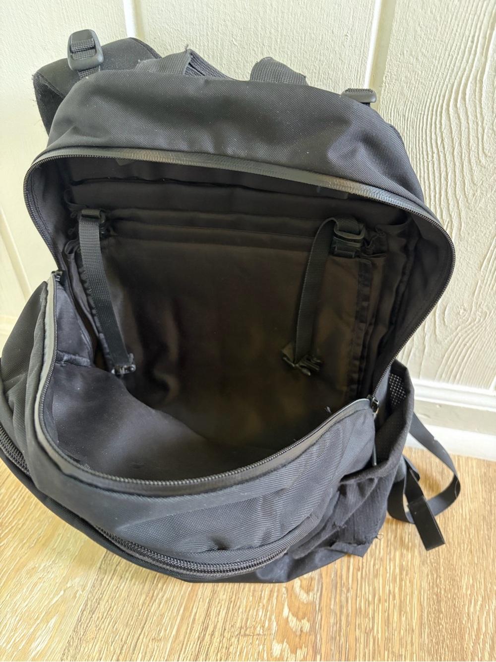 Lululemon LiftOS Commuter Backpack Black 20L | Travel Work Gym Bag - Picture 15 of 15